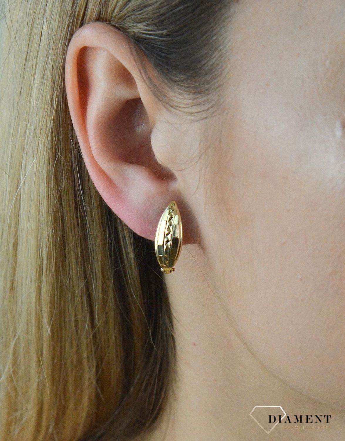 Kolczyki złote grawerowane pr 585 KL 7579B. Delikatne złote kolczyki na angielskie zapięcia wykonane są z 14-karatowego złota idealnie będą prezentowały się do codziennego uż.jpg